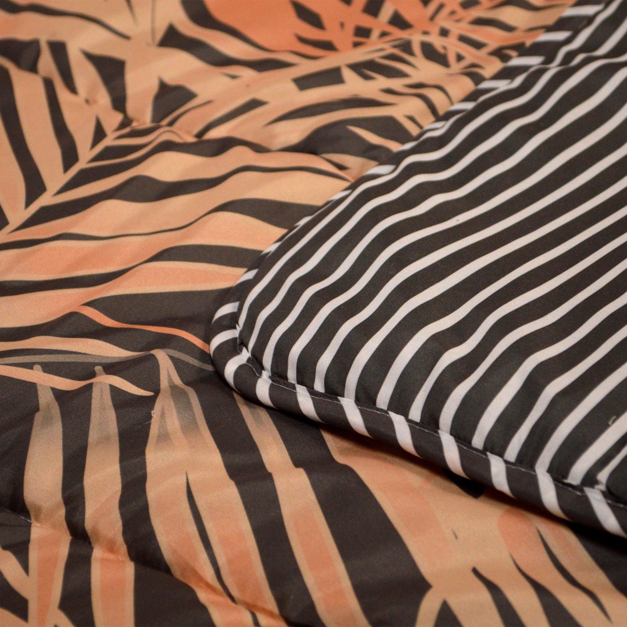 All-in One Lazy Dekbed Orange Leafs - Dekbed voor het hele jaar
