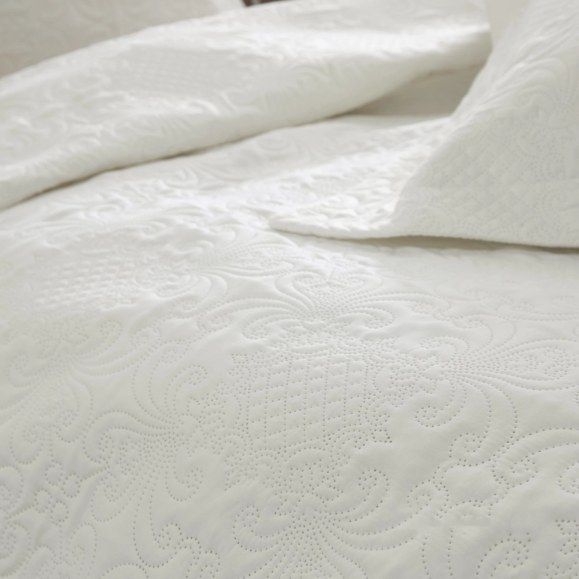 Clara Creme 260 x 250 - Luxe sprei - Zware kwaliteit - Met 2 slopen