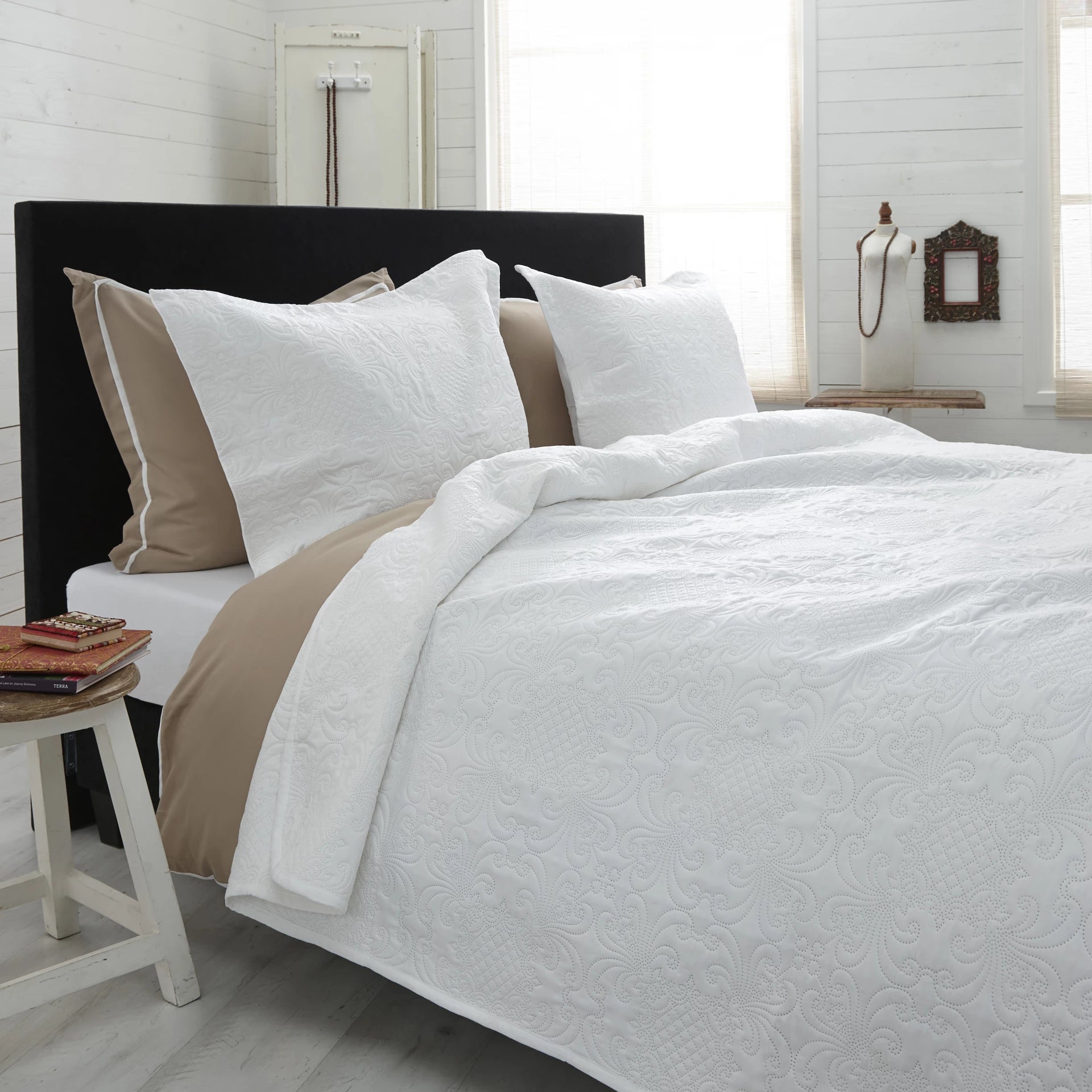 Clara Wit 260 x 250 - Luxe sprei - Zware kwaliteit - Met 2 slopen