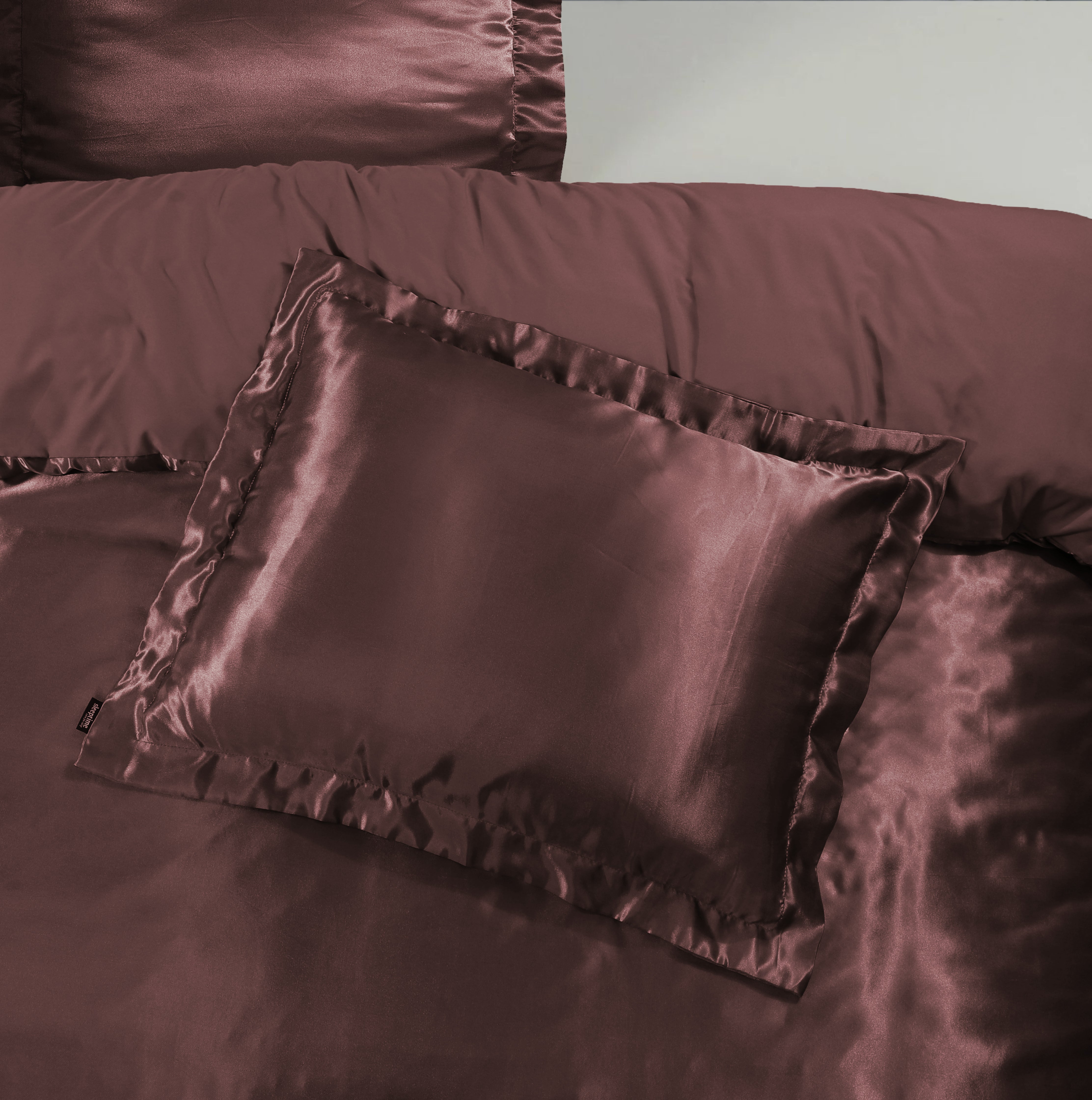 Glossy Bruin Kussensloop 60 x 70 - Anti haar slijtage - Haarsalon product - 2 stuks in 1 verpakking