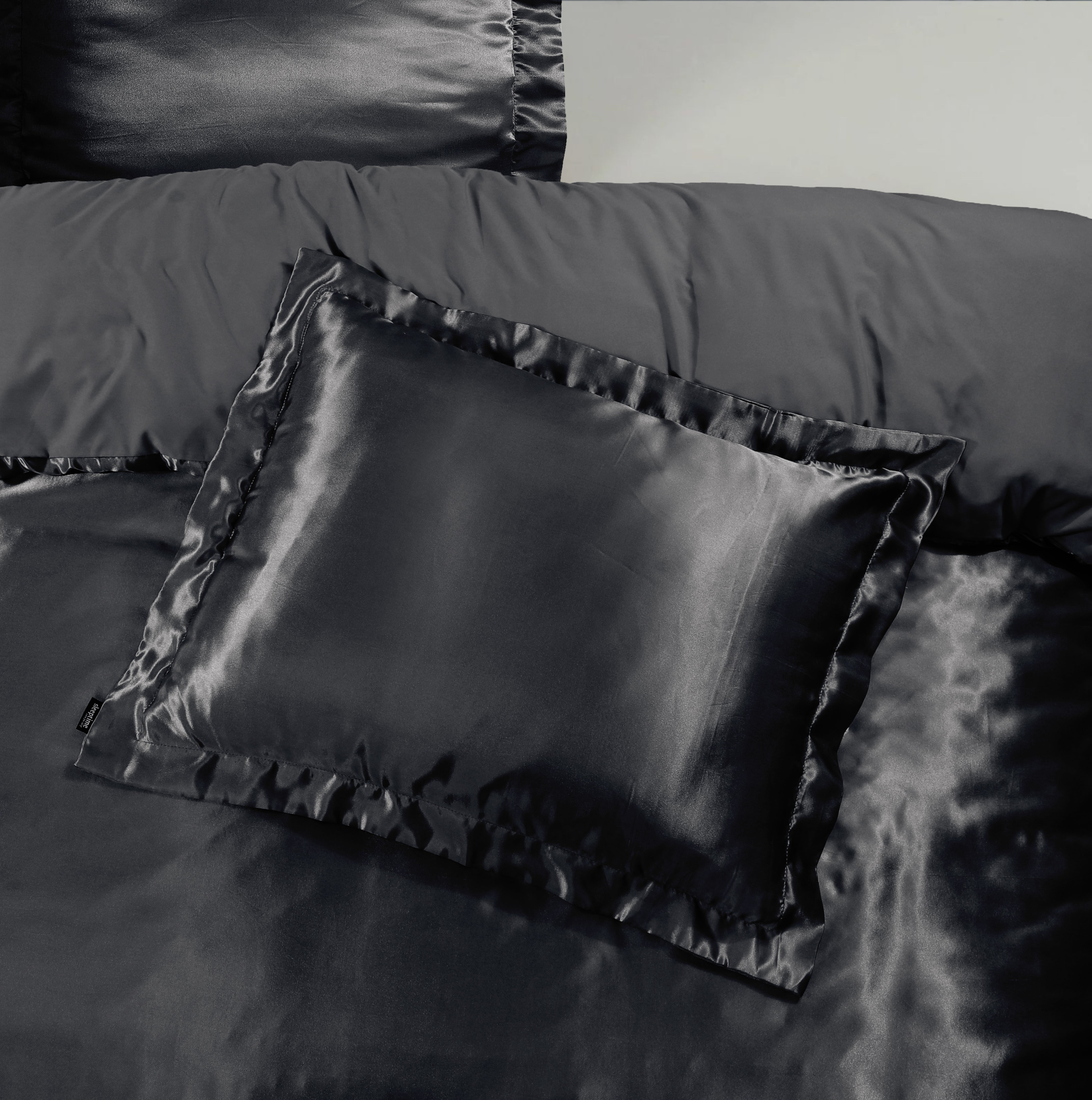 Glossy Zwart Kussensloop 60 x 70 - Anti haar slijtage - Haarsalon product - 2 stuks in 1 verpakking