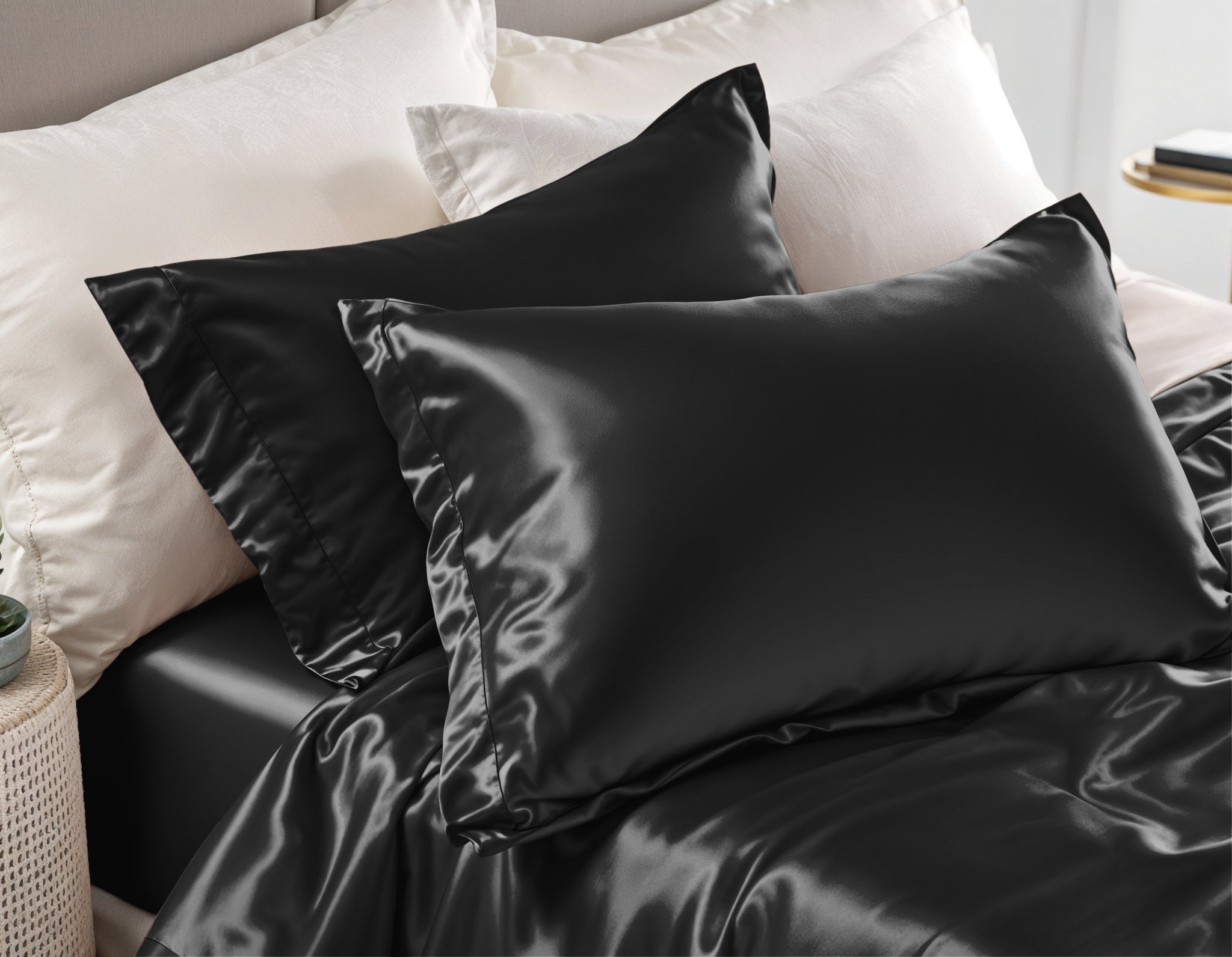 Glossy Zwart Kussensloop 60 x 70 - Anti haar slijtage - Haarsalon product - 2 stuks in 1 verpakking