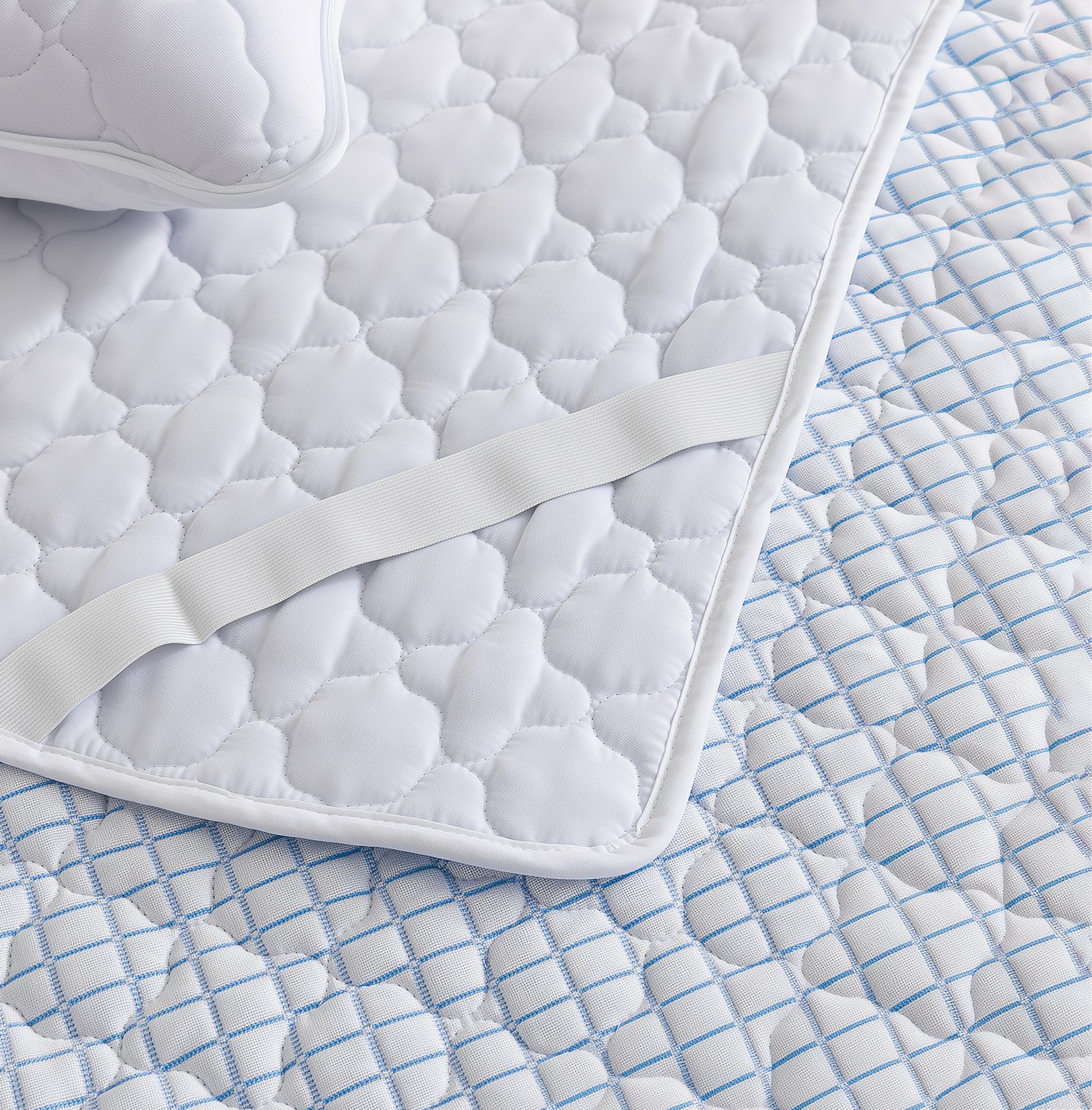 QMAX mattress topper White