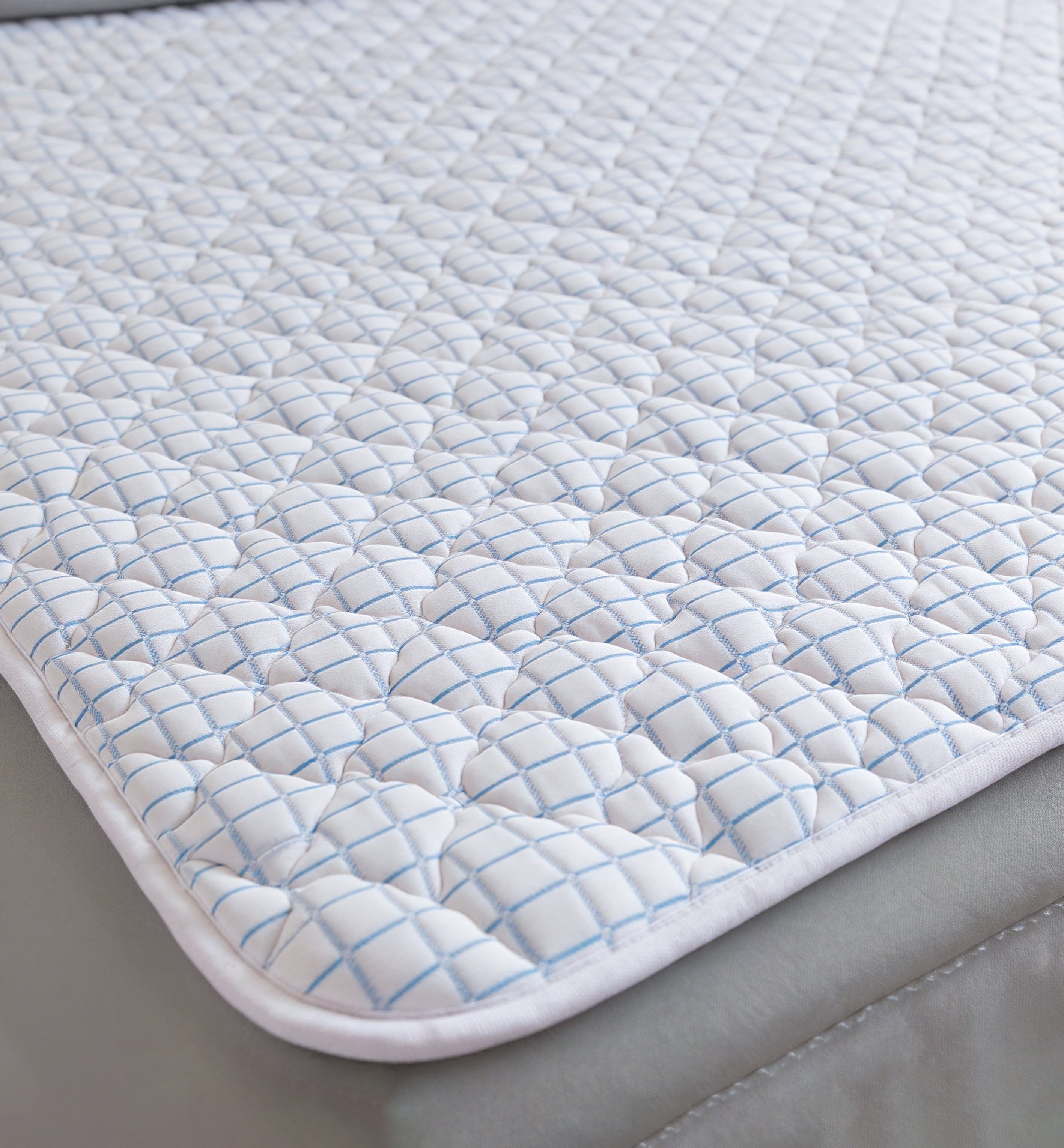 QMAX mattress topper White
