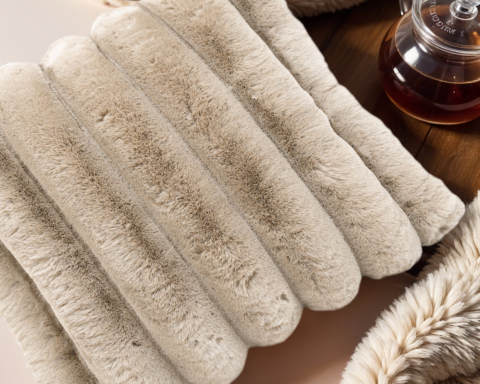 Rib Rabbit Fur Sierkussen Zand 50 x 50