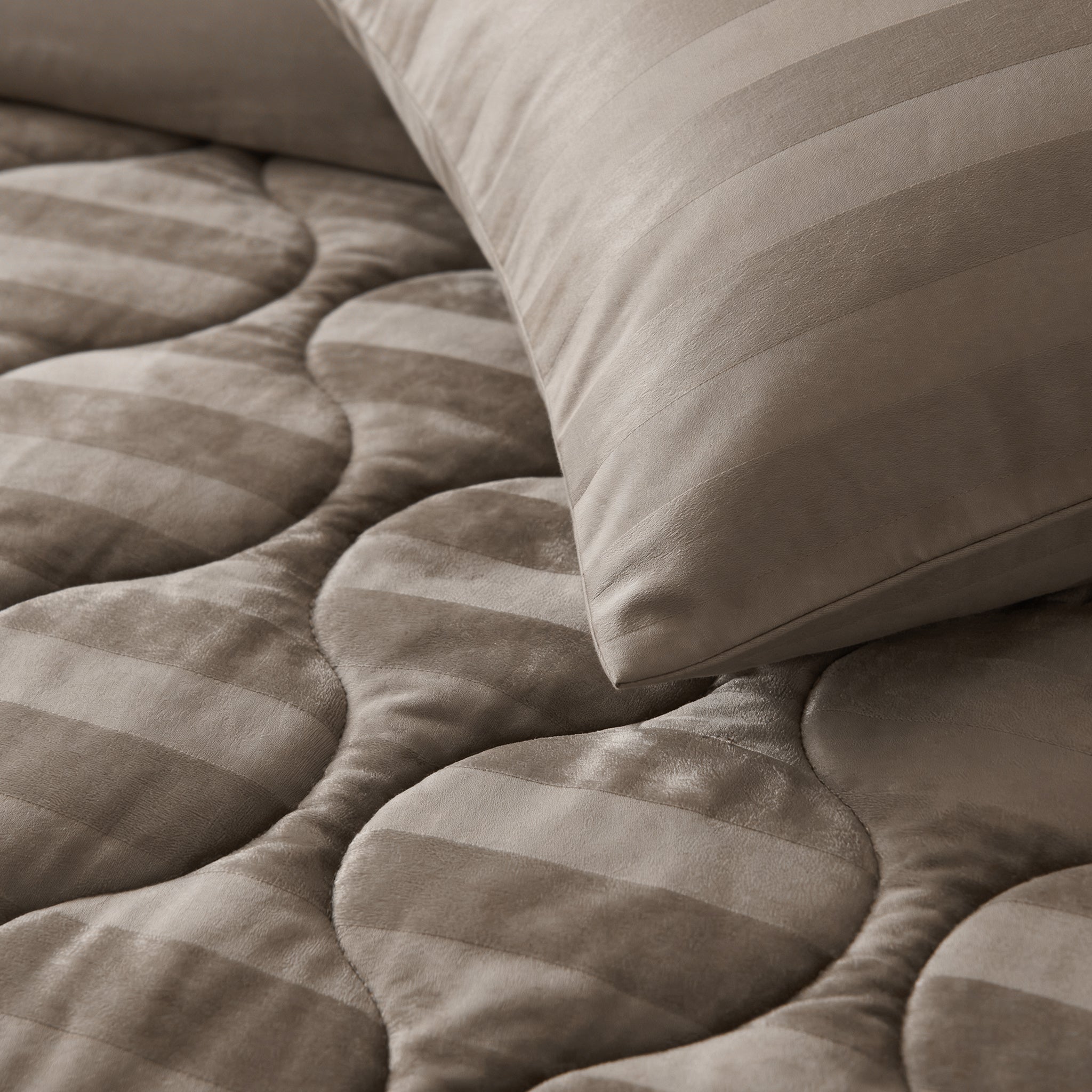 Sleeptime Lazy Dekbed - Hotel Velvet - Taupe - Voor het hele jaar