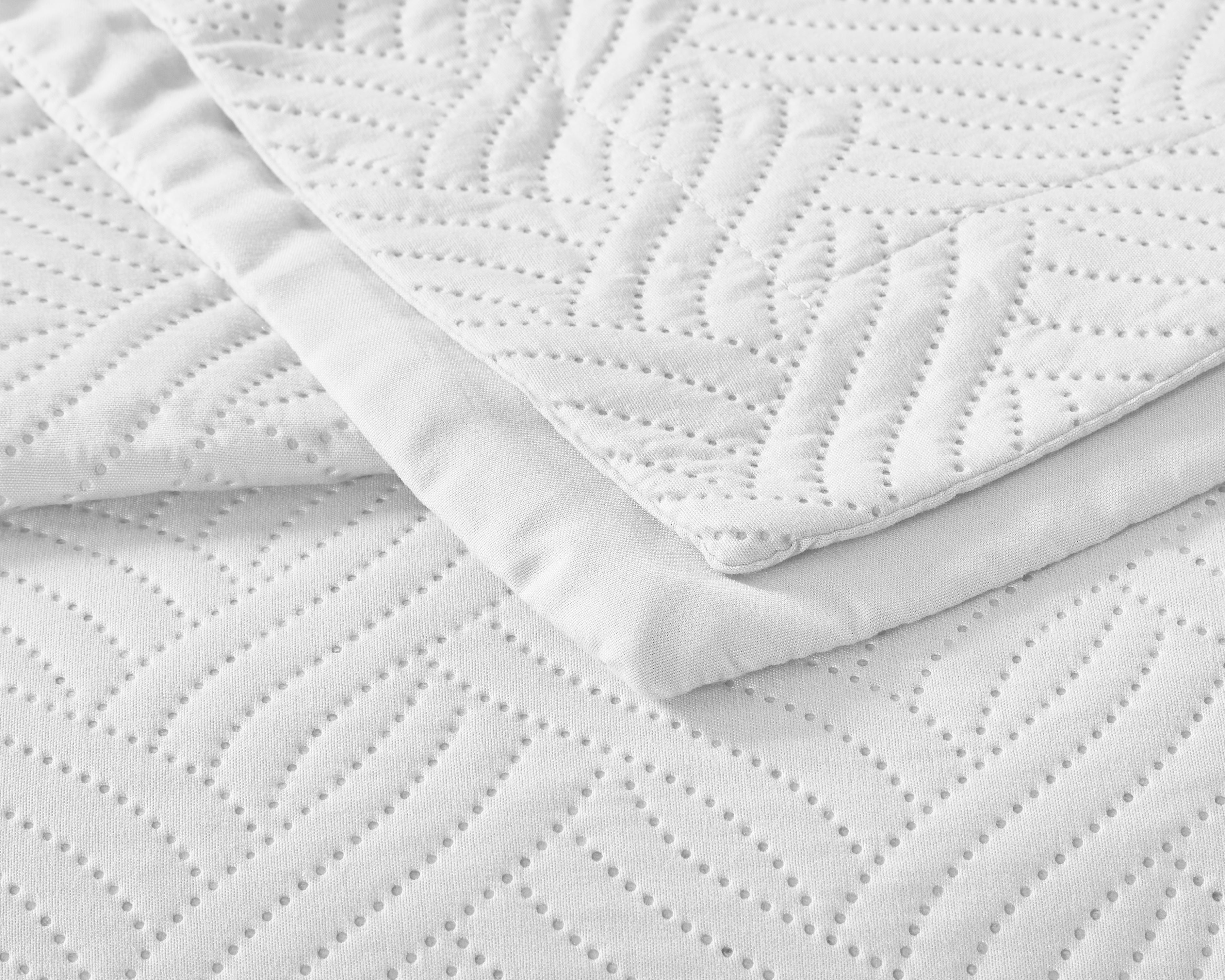 Wave White 260 x 250 - Beautiful bedspread - Easy to wash - With 2 pillowcases