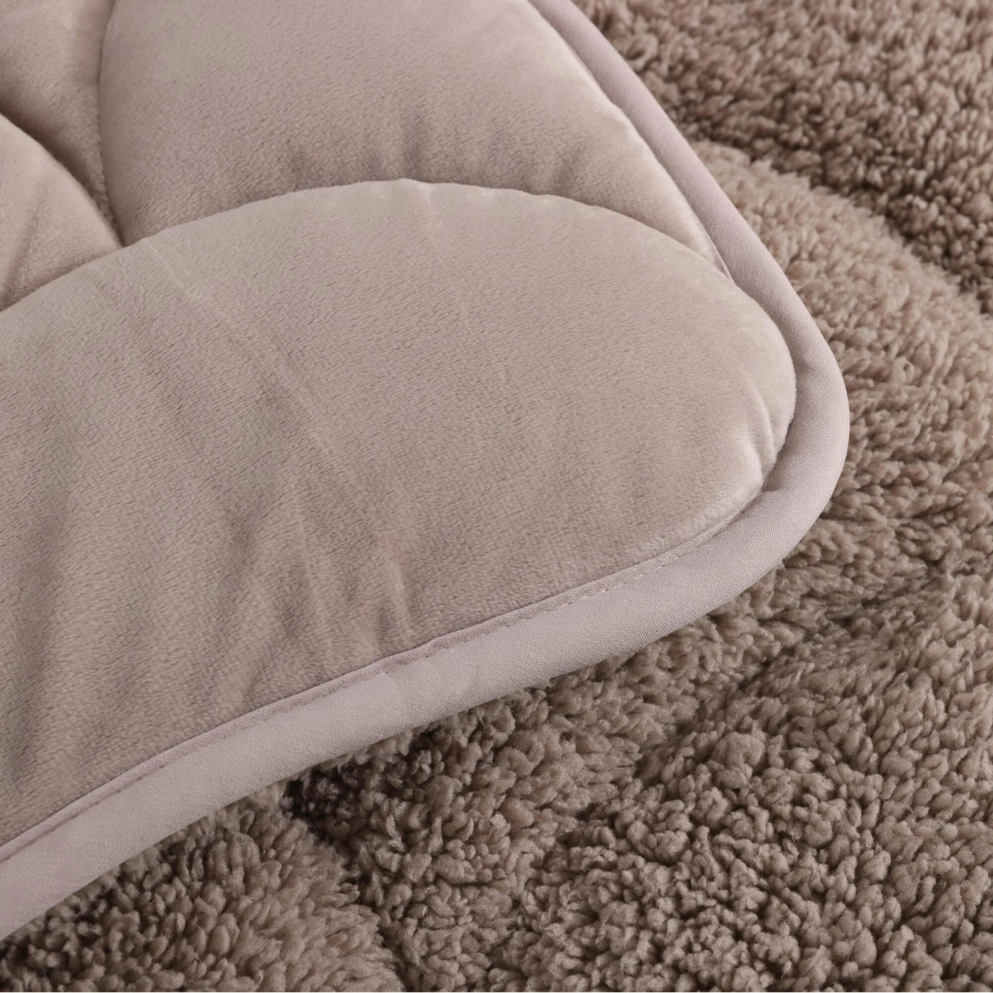 All-in One Lazy Teddy/Velvet Duvet Taupe - 2-in-1 Winter duvet
