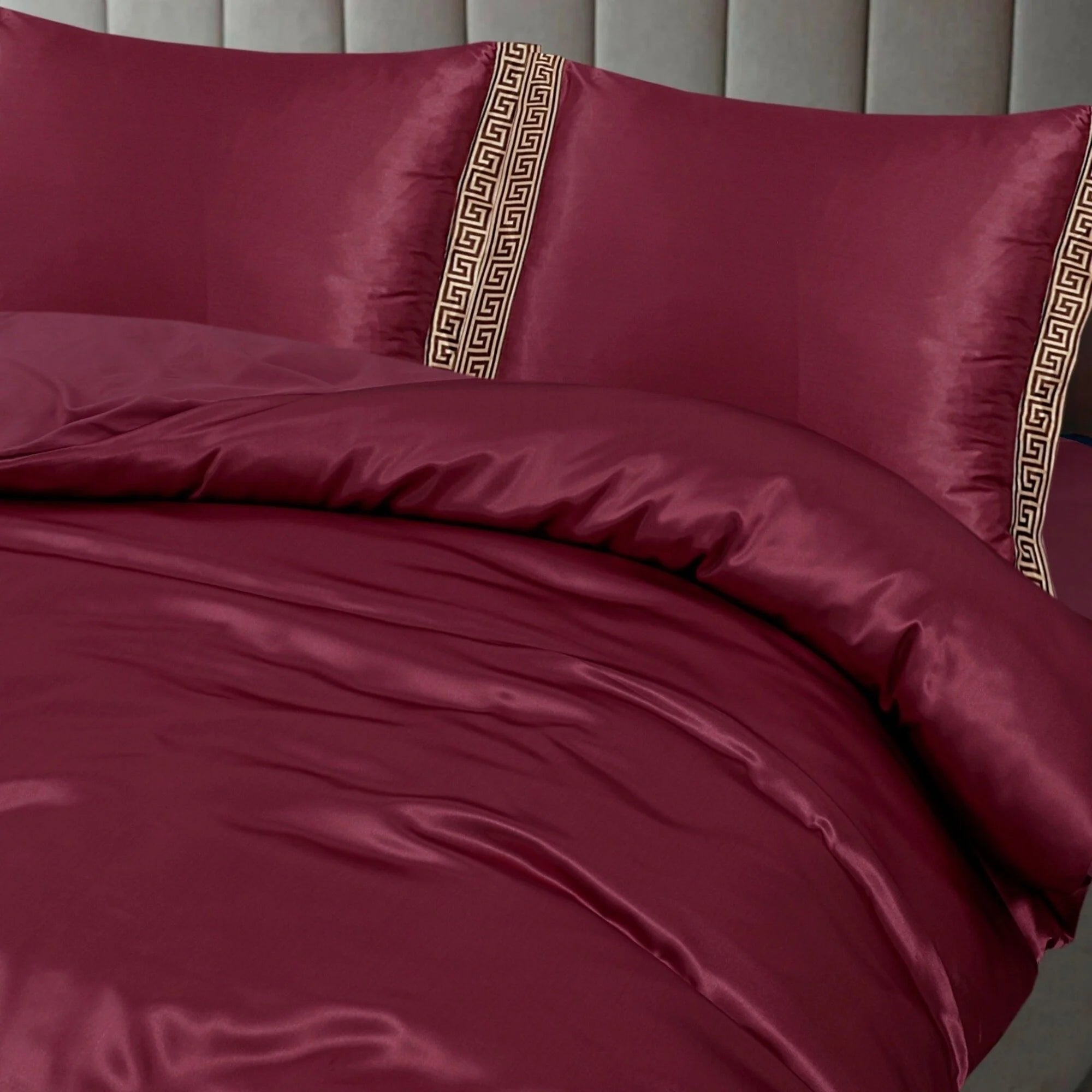 Glanzend Satijnen Dekbedovertrek Burgundy met Lace - Griekse Sleutel