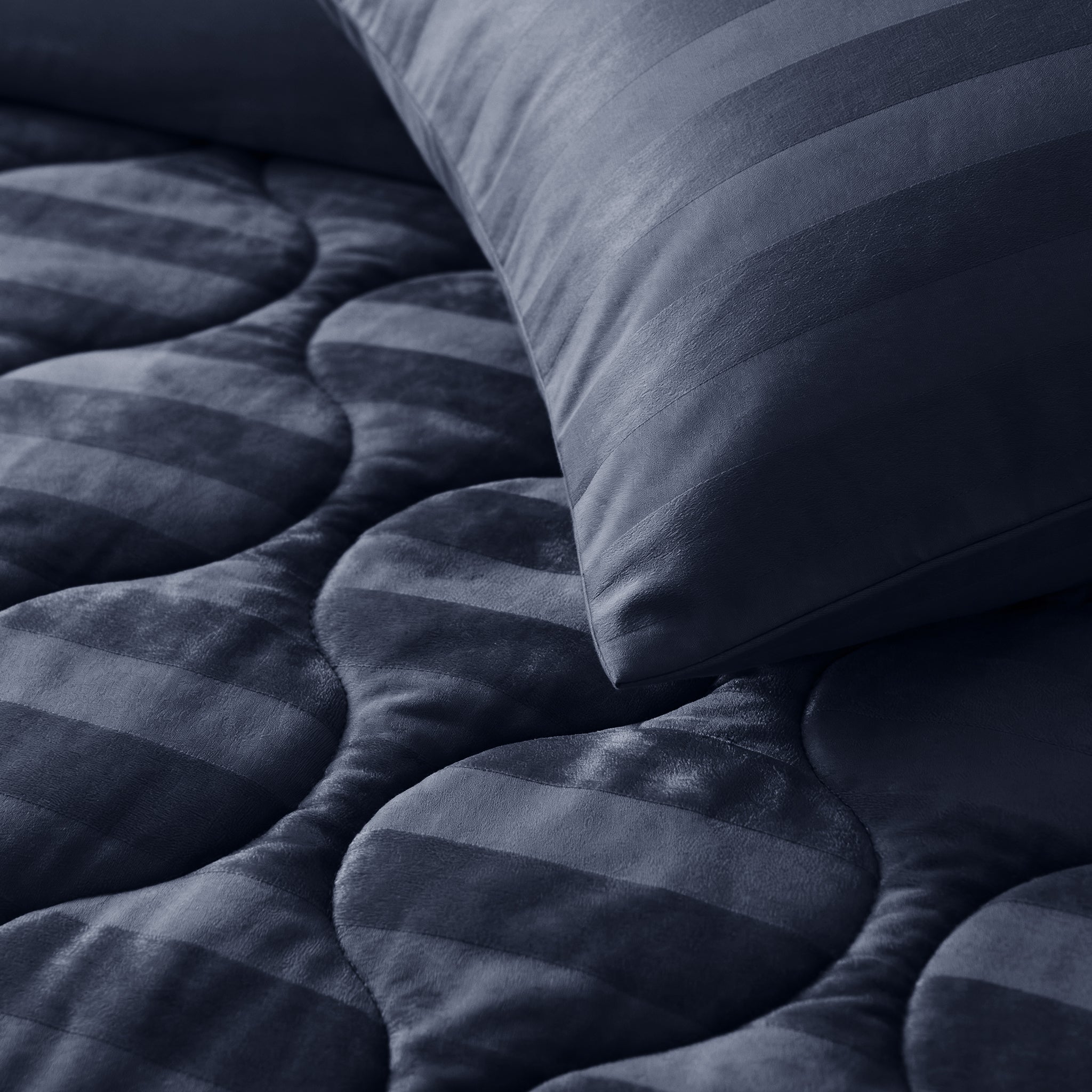 Sleeptime Lazy Dekbed - Hotel Velvet - Navy Blauw - Voor het hele jaar