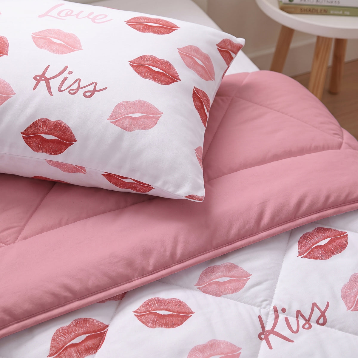 Sleeptime Lazy Kids Dekbed Kusjes Wit - 140 x 200 cm met sloop