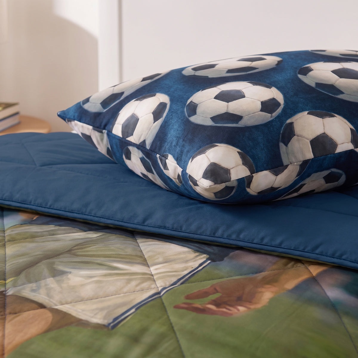 Sleeptime Lazy Kids Dekbed Voetbal Ster Blauw - 140 x 200 cm met sloop