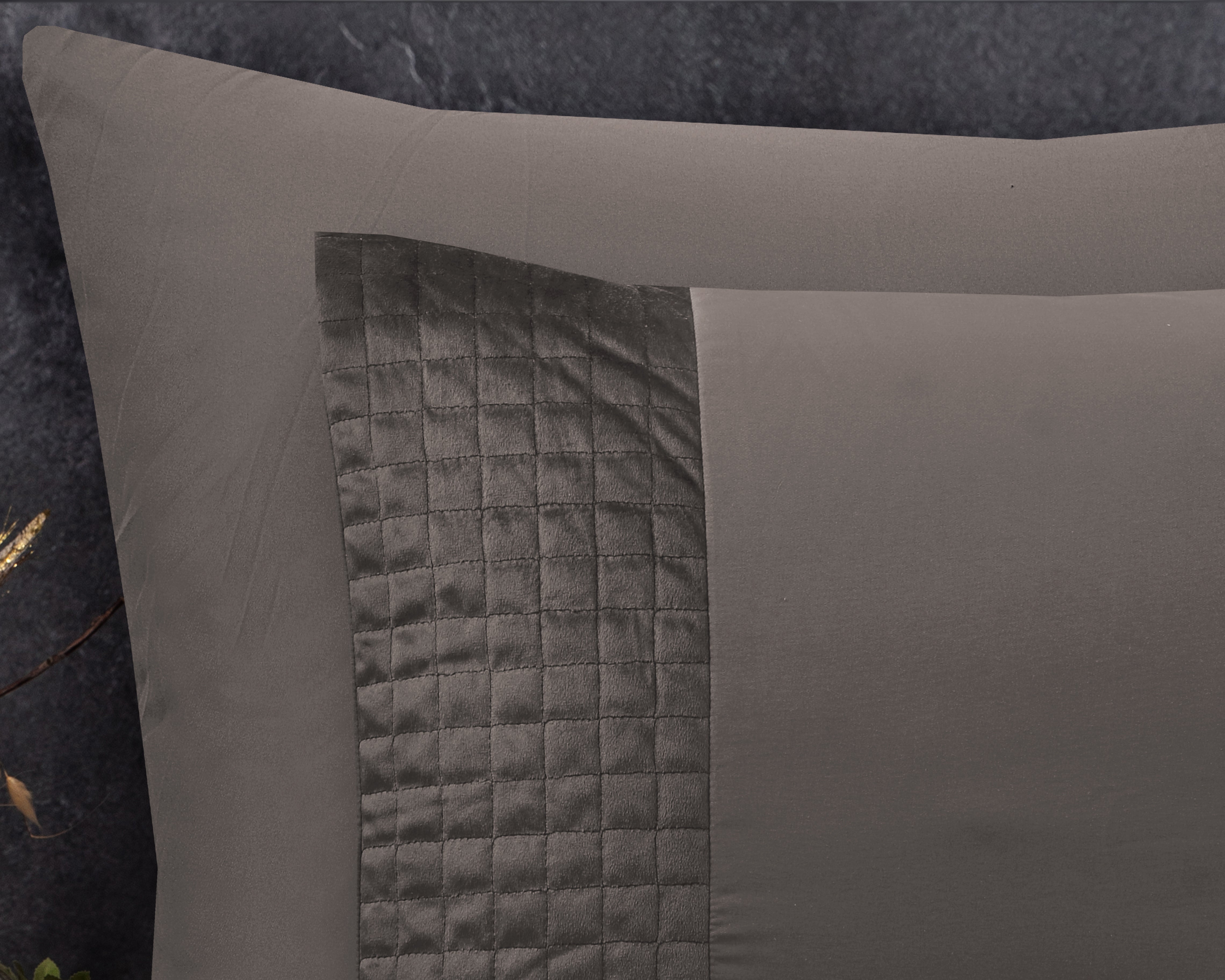 Velvet Band Taupe Dekbedovertrek - Luxe velvet band - Fluweel zacht - Carre gestikt