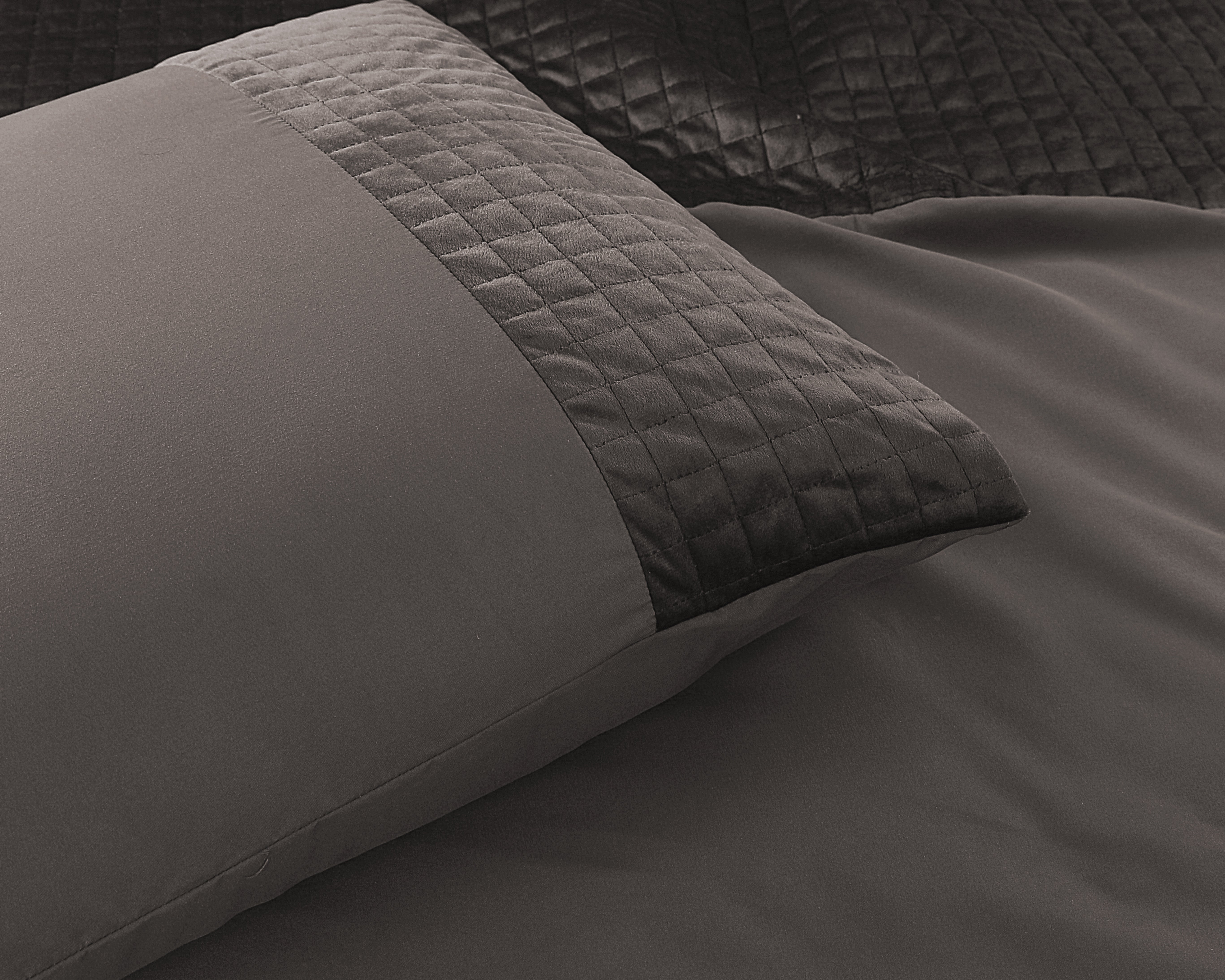 Velvet Band Taupe Dekbedovertrek - Luxe velvet band - Fluweel zacht - Carre gestikt