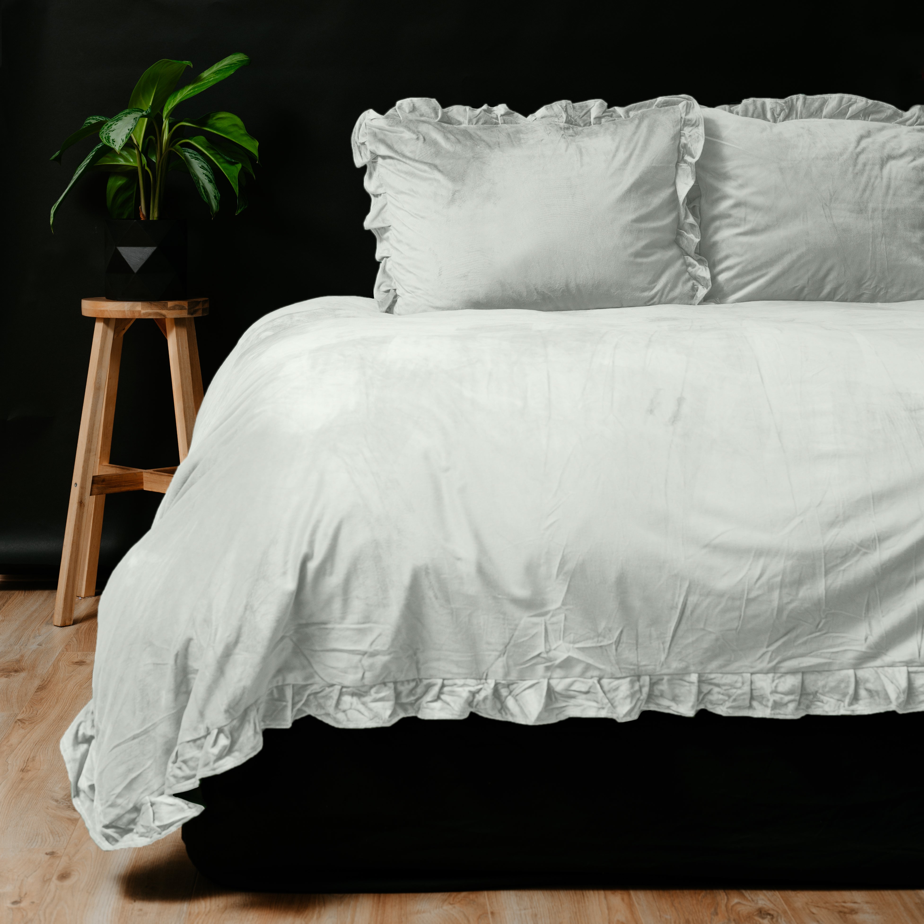 Velvet Ruffles Dekbedovertrek Cappuccino Wit - Ruffles effect - Fluweel zacht - Luxe verpakt
