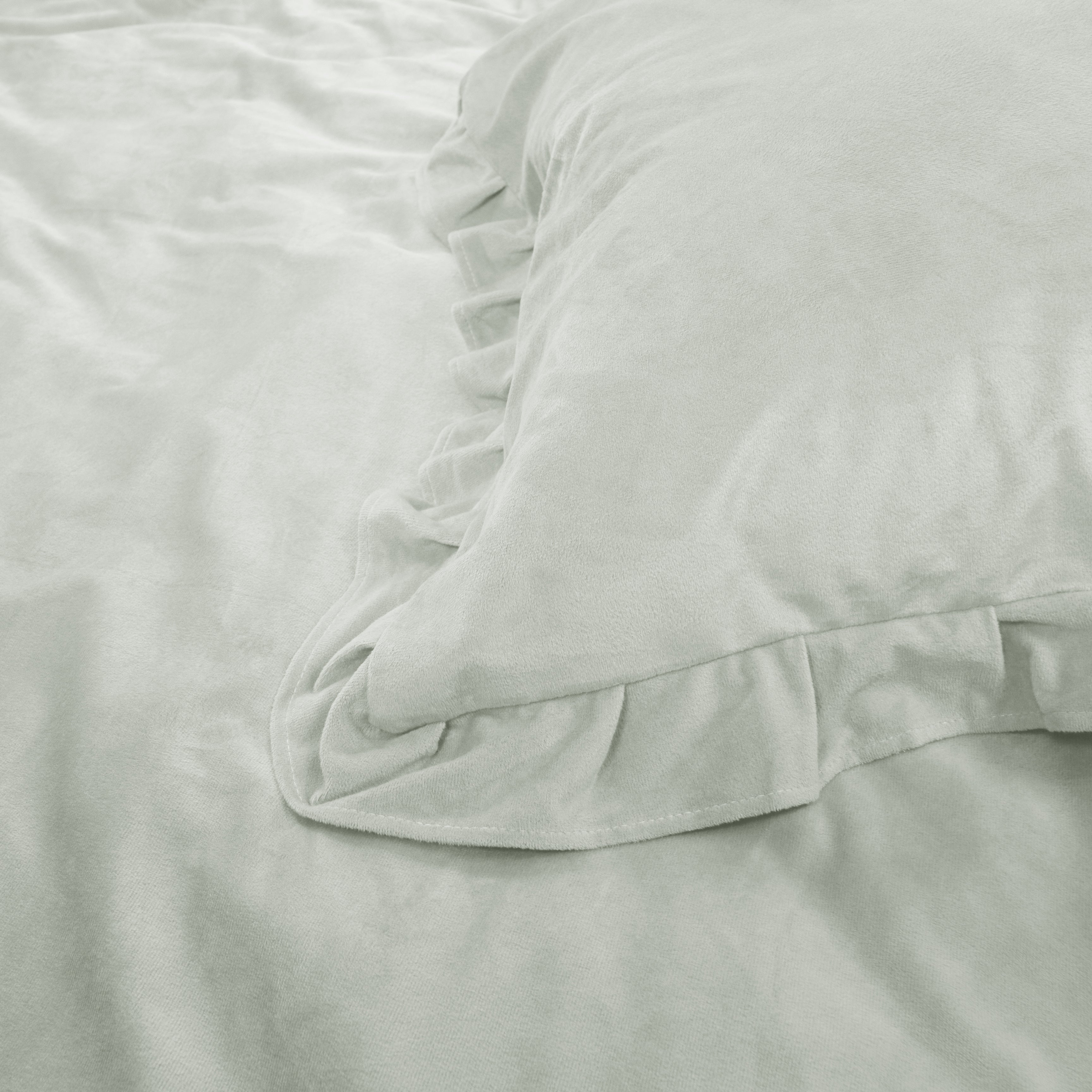 Velvet Ruffles Duvet Cover Cappuccino White - Ruffles effect - Velvet soft - Luxuriously packaged