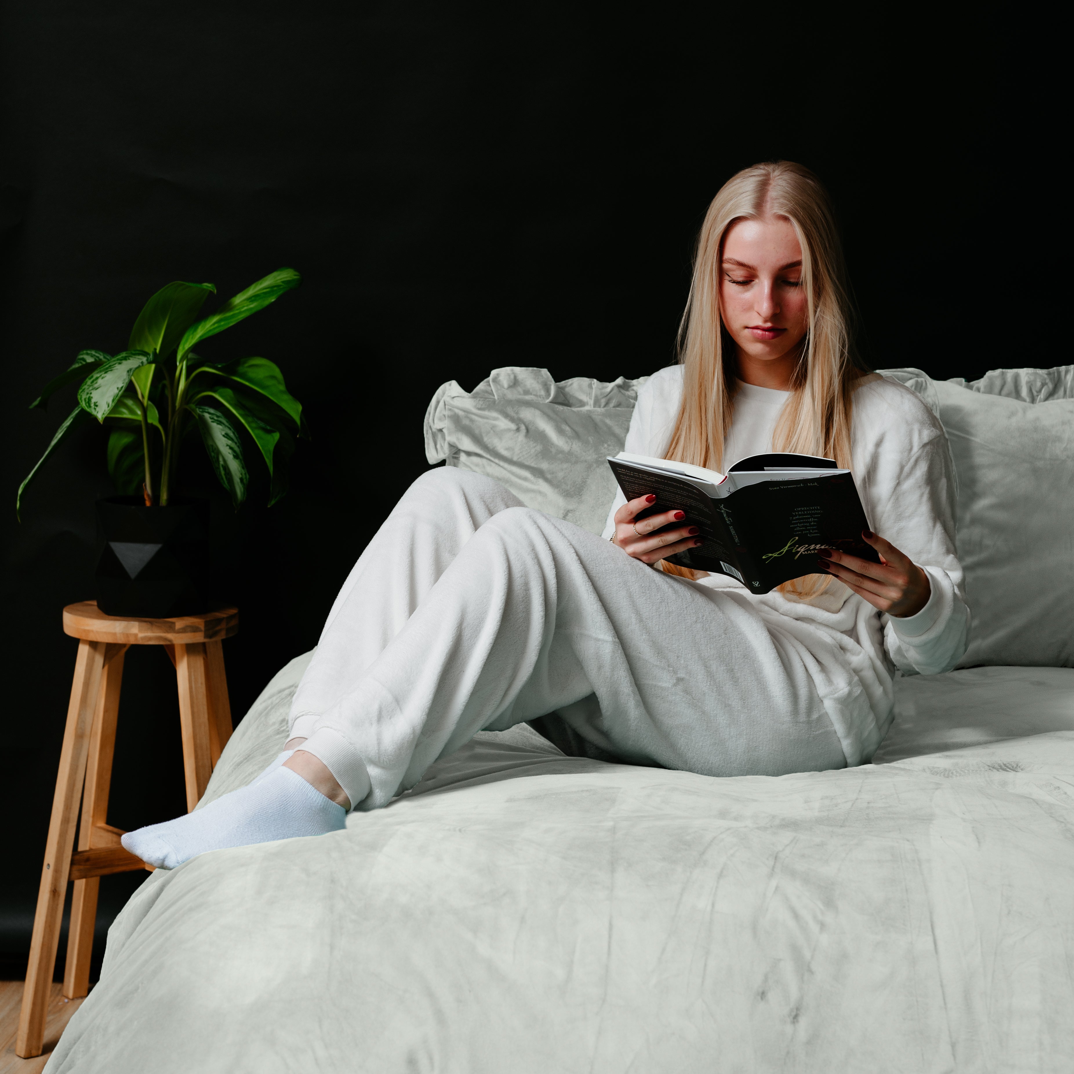 Velvet Ruffles Duvet Cover Cappuccino White - Ruffles effect - Velvet soft - Luxuriously packaged