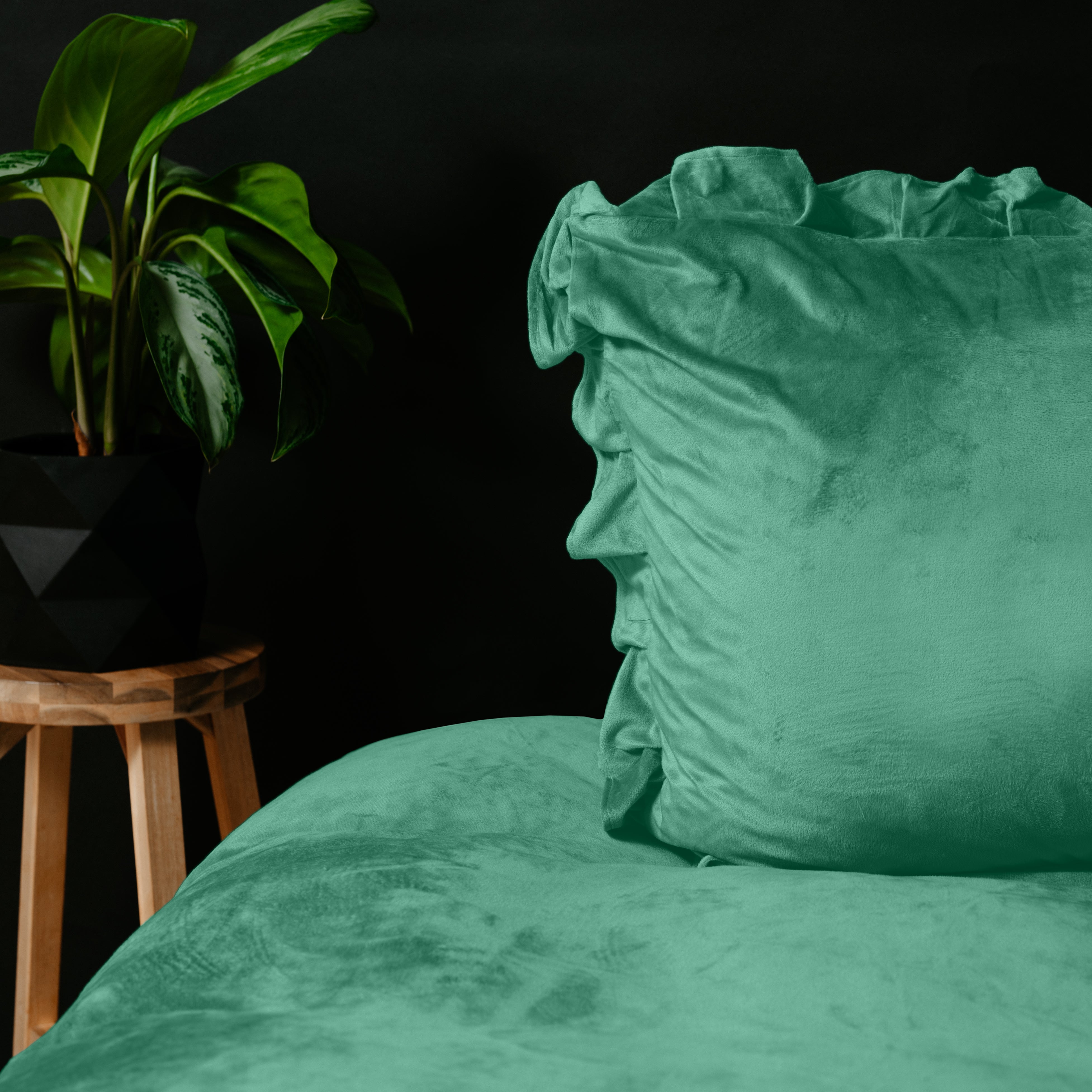 Velvet Ruffles Dekbedovertrek Granite Green - Ruffles effect - Fluweel zacht - Luxe verpakt
