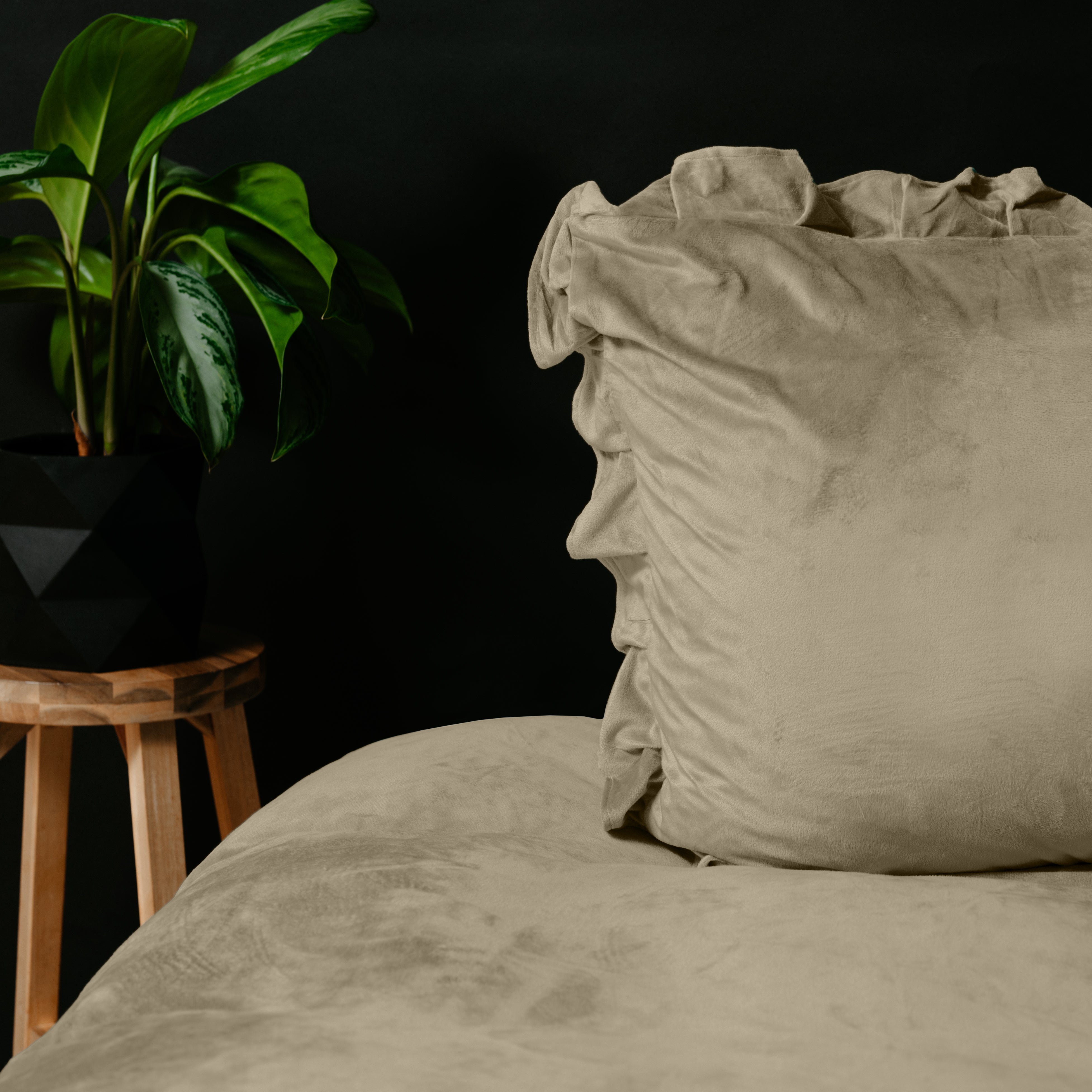 Velvet Ruffles Dekbedovertrek Iced Coffee - Ruffles effect - Fluweel zacht - Luxe verpakt