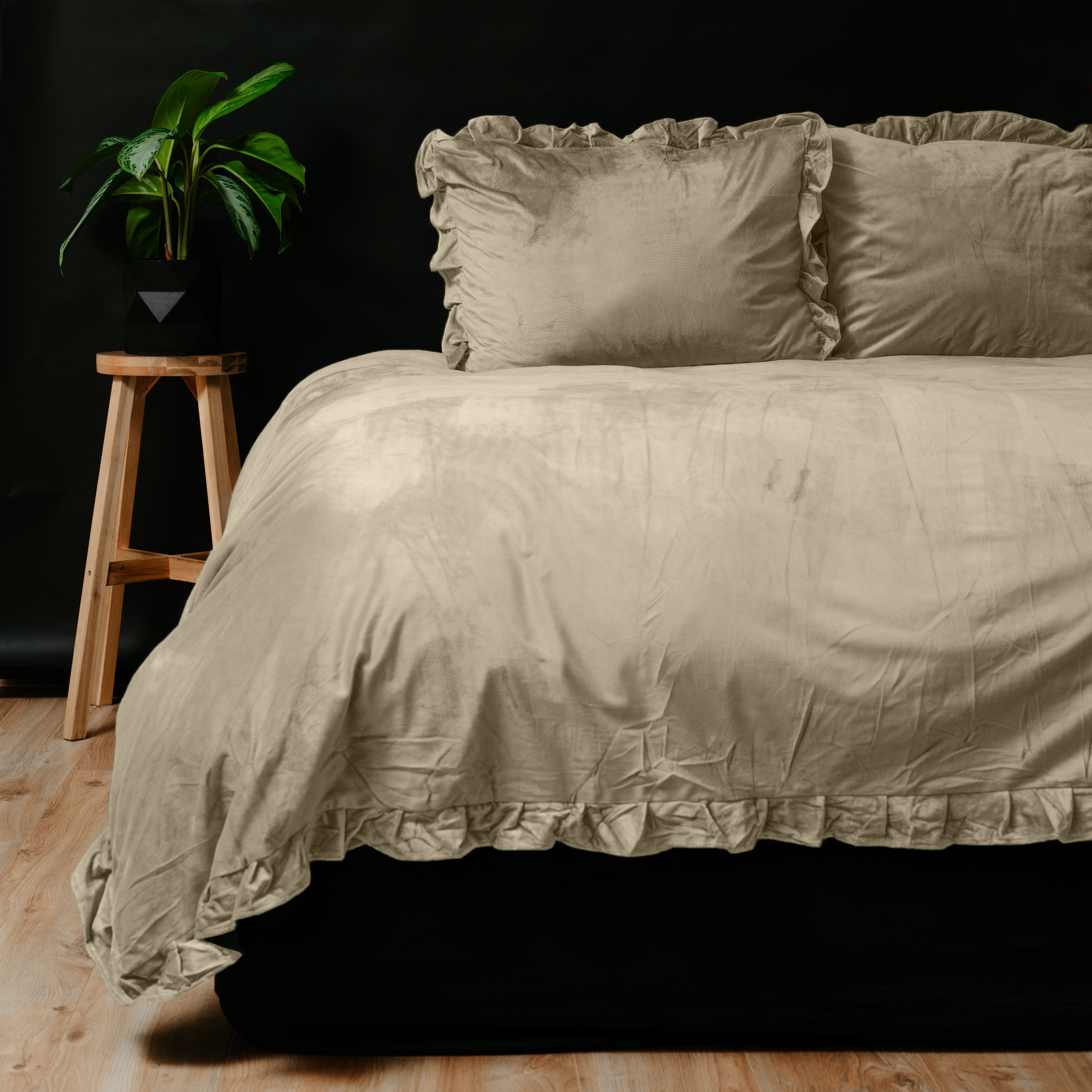 Velvet Ruffles Dekbedovertrek Iced Coffee - Ruffles effect - Fluweel zacht - Luxe verpakt