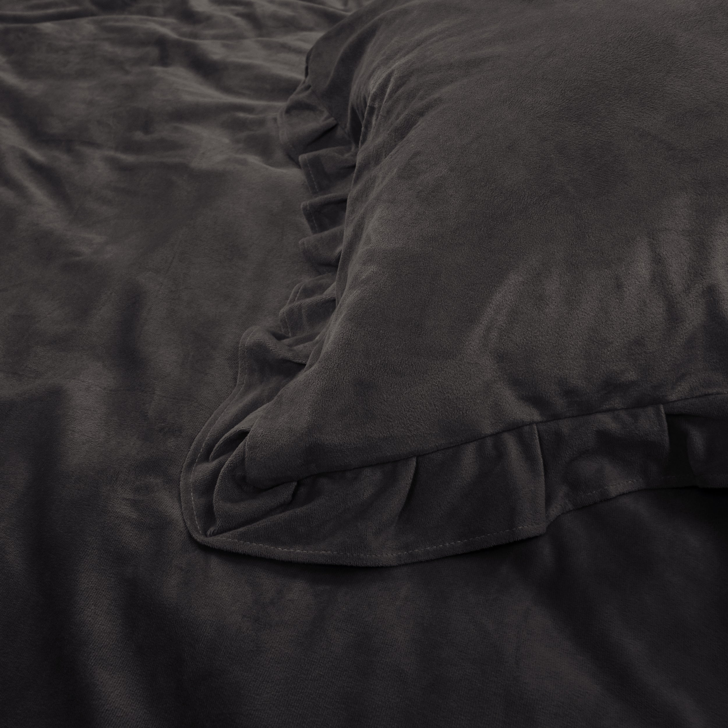 Velvet Ruffles Duvet Cover Black - Ruffles effect - Velvet soft - Luxuriously packaged