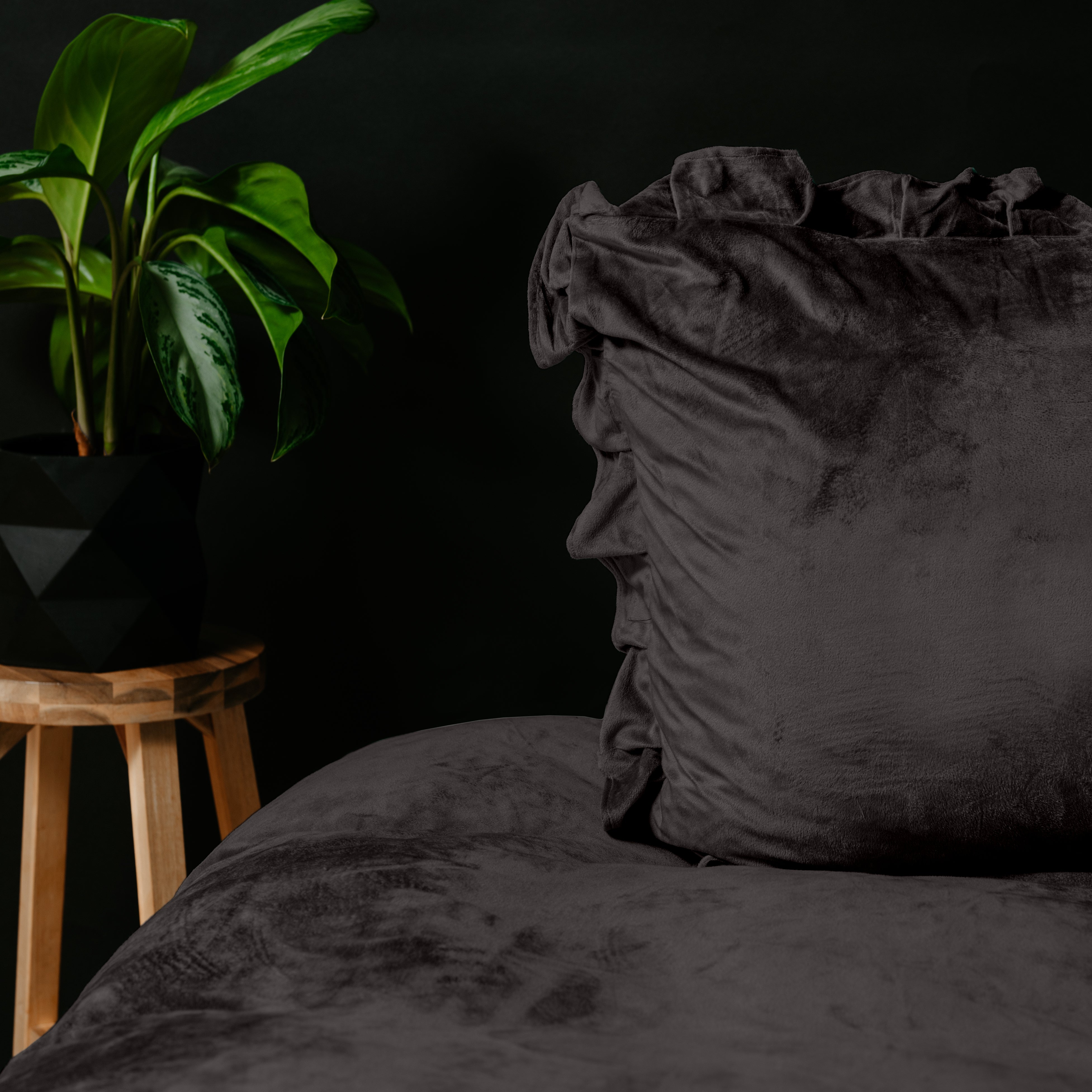 Velvet Ruffles Duvet Cover Black - Ruffles effect - Velvet soft - Luxuriously packaged