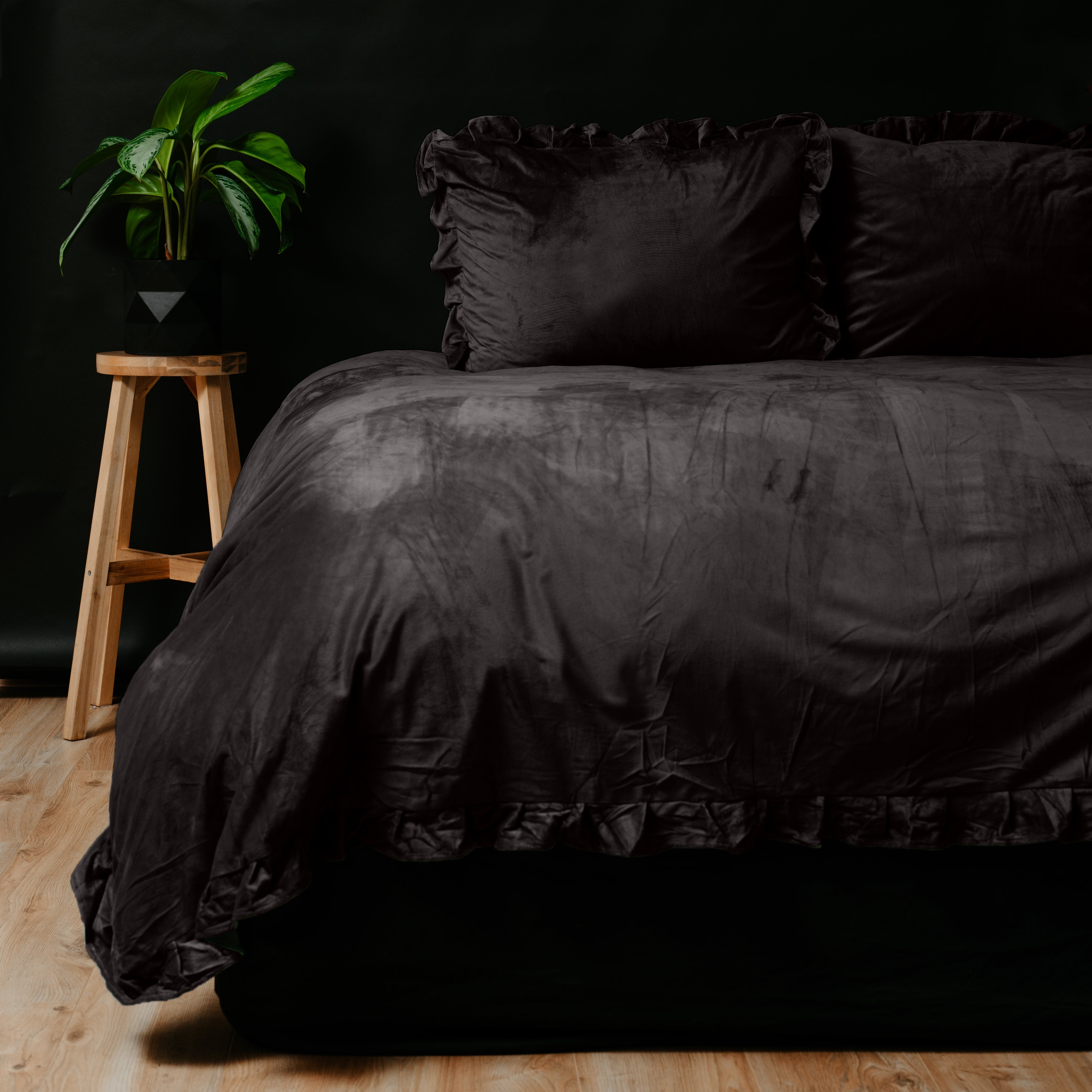 Velvet Ruffles Dekbedovertrek Zwart - Ruffles effect - Fluweel zacht - Luxe verpakt