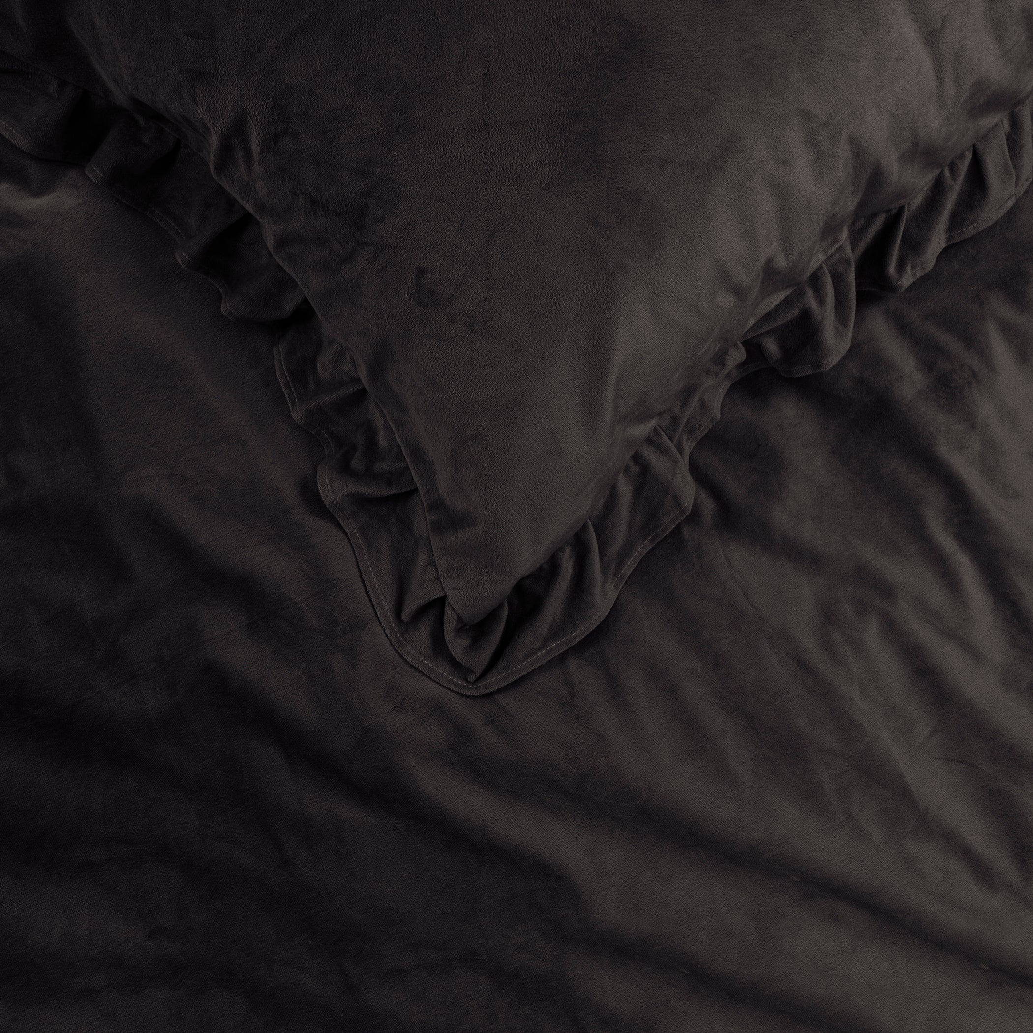 Velvet Ruffles Duvet Cover Black - Ruffles effect - Velvet soft - Luxuriously packaged